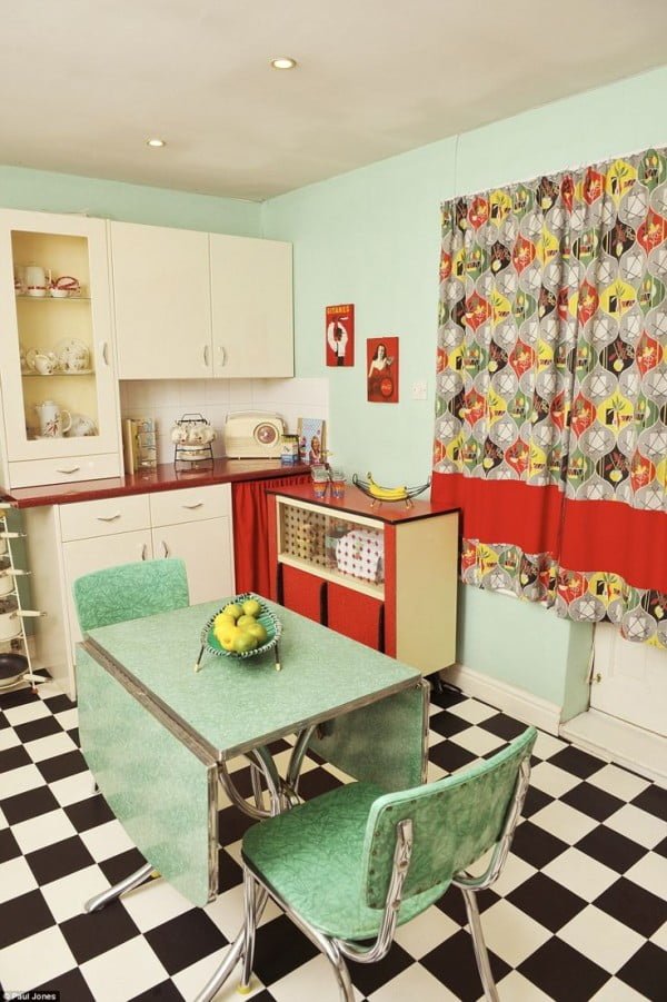 30 Lovely Retro Kitchen Ideas to Decorate Even on a Budget