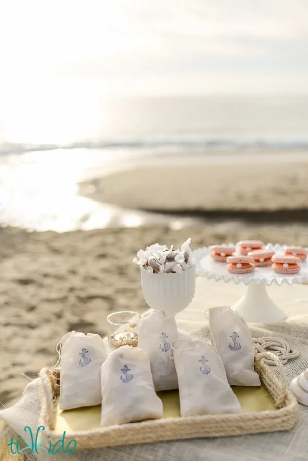 very easy serving trays made of rope. Cute nautical decor idea!