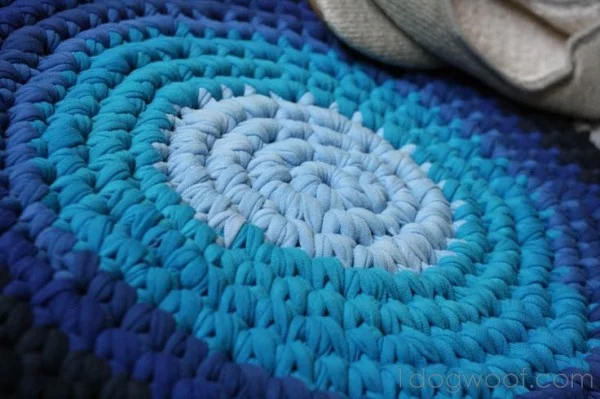 How to make a  Crochet Rug from Old T-shirts
