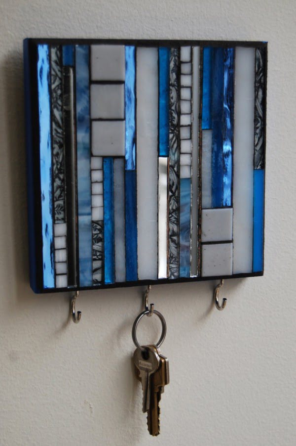 30 Stunning DIY Mosaic Craft Projects for Easy Home Decor - Mosaic key storage idea 