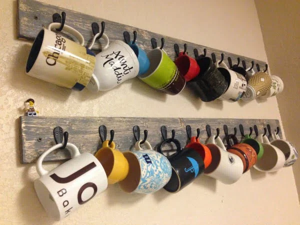 Check out the tutorial for this easy DIY wooden mug holder rack @istandarddesign