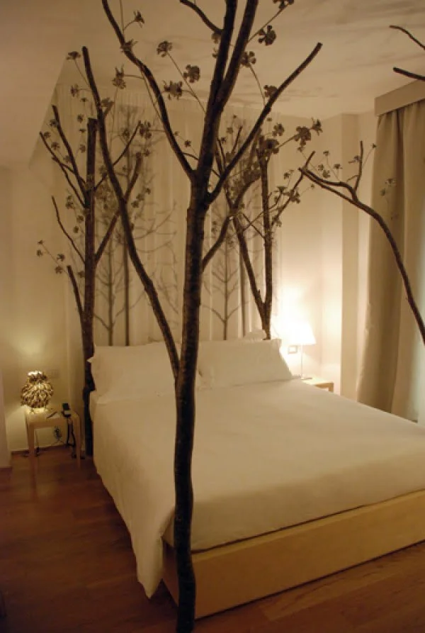 Love the tree branch bed posts ind this bedroom 