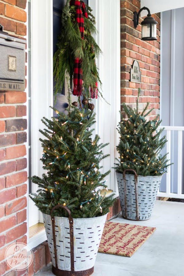 35 Stunning Christmas Porch Decor Ideas You'll So Copy This Year