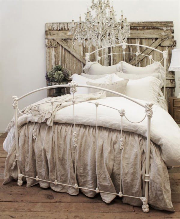 Great idea of a headboard made of recycled wood for shabby chic bedroom decor