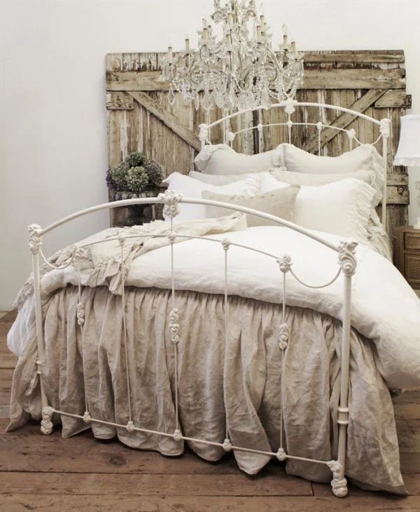Great idea of a headboard made of recycled wood for shabby chic bedroom decor 