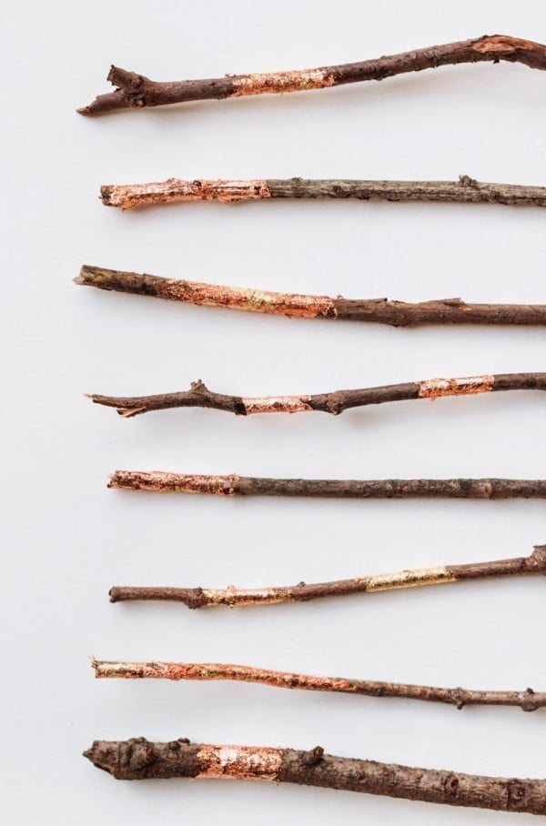 16 Trendy DIY Ideas to Decorate with Copper - Decorate your home with these lovely DIY copper and gold foil branches