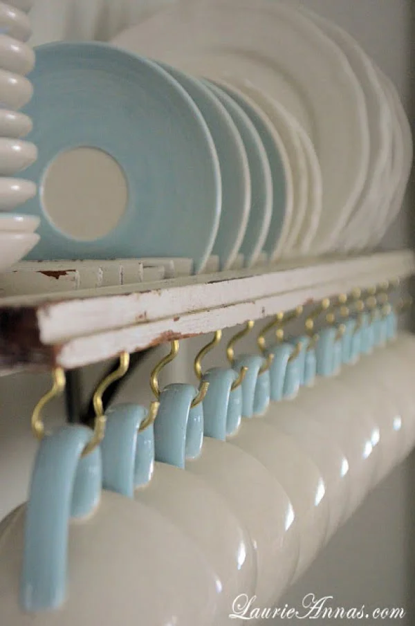 Make an easy DIY mug rack under the shelf @istandarddesign