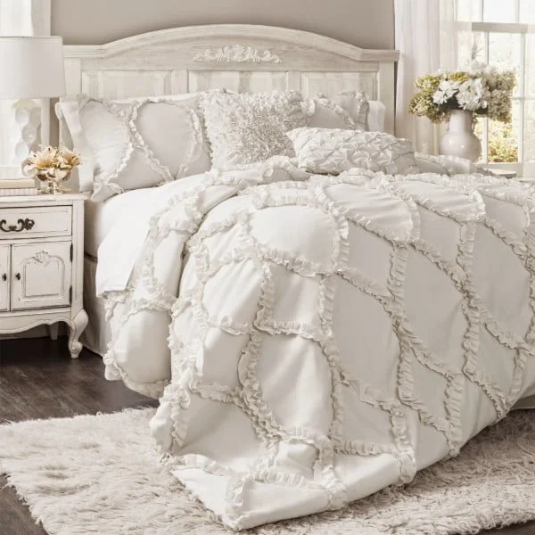 Love the idea of bedding with ruffle for shabby chic bedroom decor 