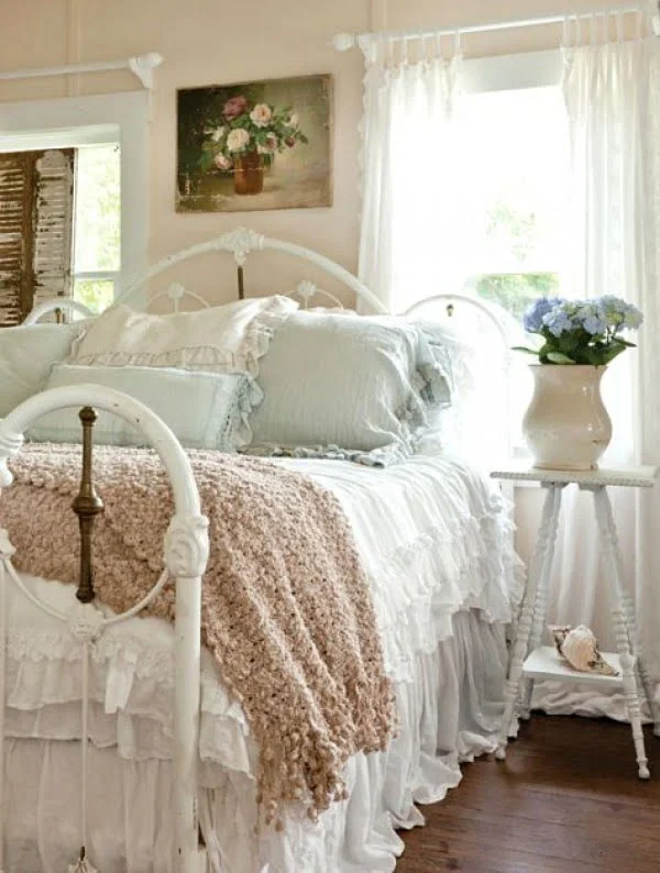 Gorgeous and romantic shabby chic bedroom decor 