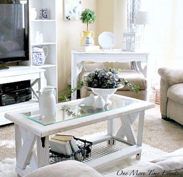 Check out how to make a DIY farmhouse coffee table from 2x4s 
