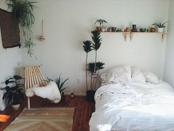 What a simple planter shelf an do. Love this decor idea!