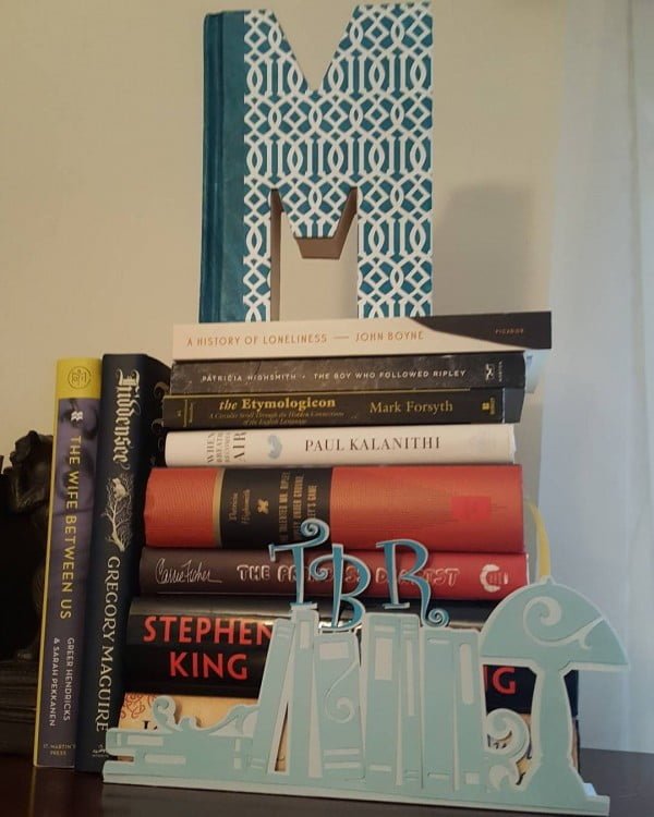 30 Cool Cricut Project Ideas That You Can Use in Home Decor - Love this  bookshelf   