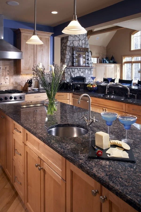 Tan brown  countertops work so well with blue accent walls. Love this  decor! 