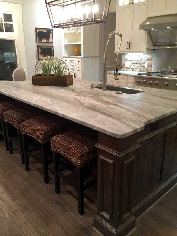 Leathered  countertops work so well in   decor! 