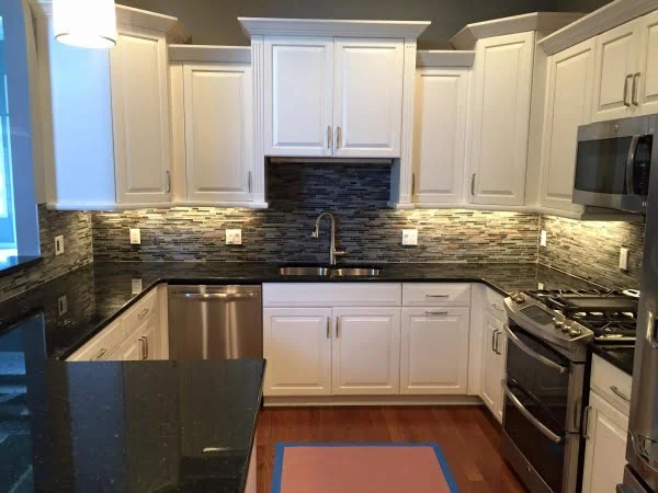 Uba Tuba color  countertops work so well with white cabinets. Awesome  decor! 
