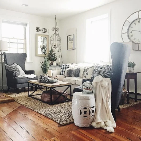 Cozy  style with furs and lace blankets. Love it!  