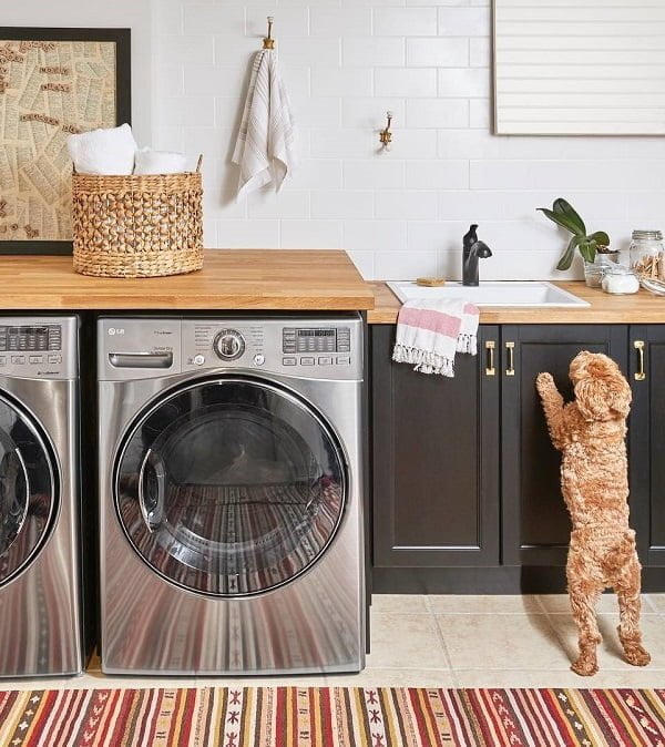 100 Fabulous Laundry Room Decor Ideas You Can Copy - Check out this laundry room decor idea with black cabinets. Love it!