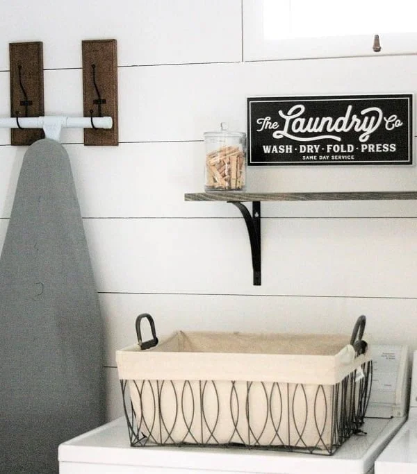 100 Fabulous Laundry Room Decor Ideas You Can Copy - Love this laundry room decor. So cozy and !