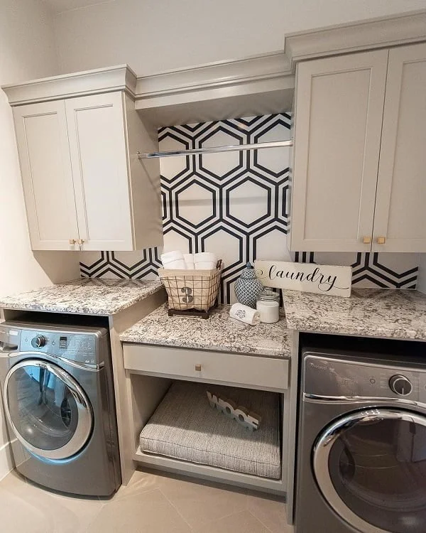 100 Fabulous Laundry Room Decor Ideas You Can Copy - Check out this laundry room decor idea with geometric accent wall art. Love it!