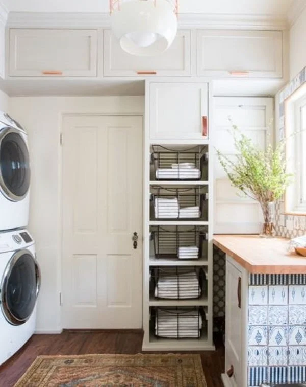 100 Fabulous Laundry Room Decor Ideas You Can Copy - Check out this laundry room decor idea with accent tiles. Love it!