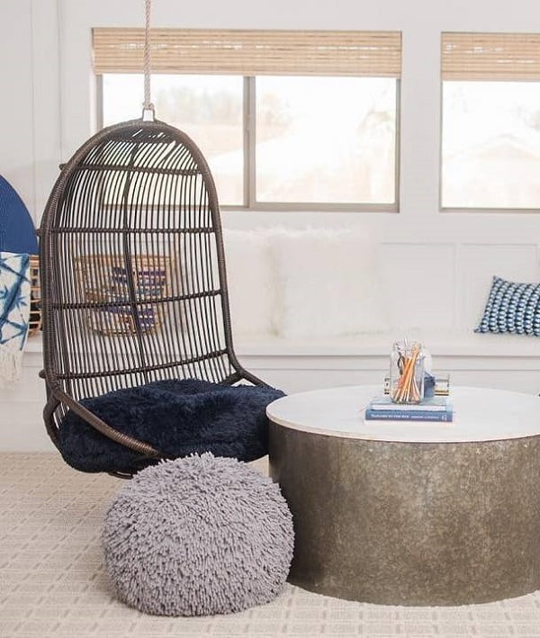 Rattan beach chairs are perhaps the best accent for  coastal living room decor. Love this! 