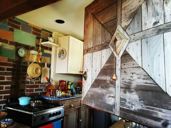 Check out this unusual kitchen design with rustic farmhouse accents. Love it!