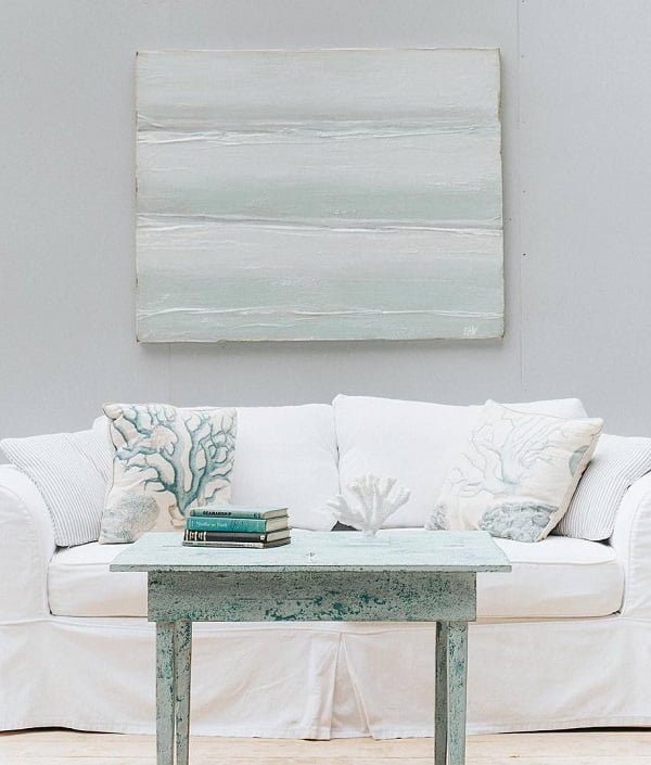 Love the look of the weathered furniture and  coastal decor. Simple but very impressive! 