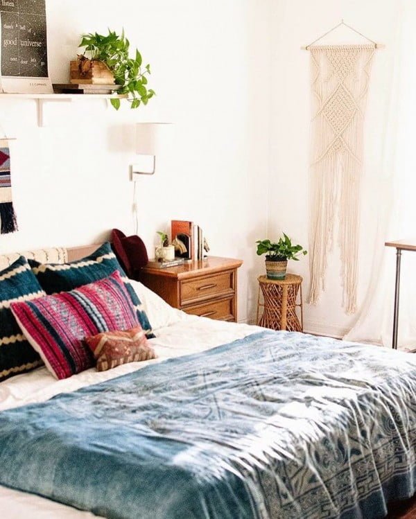 California chic decor idea with bohemian accents. Love it!