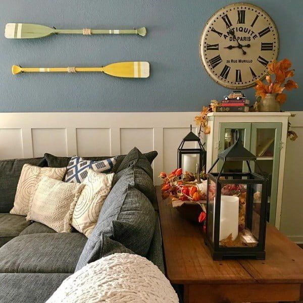 California chic decor idea with nautical wall hangings. Love it!