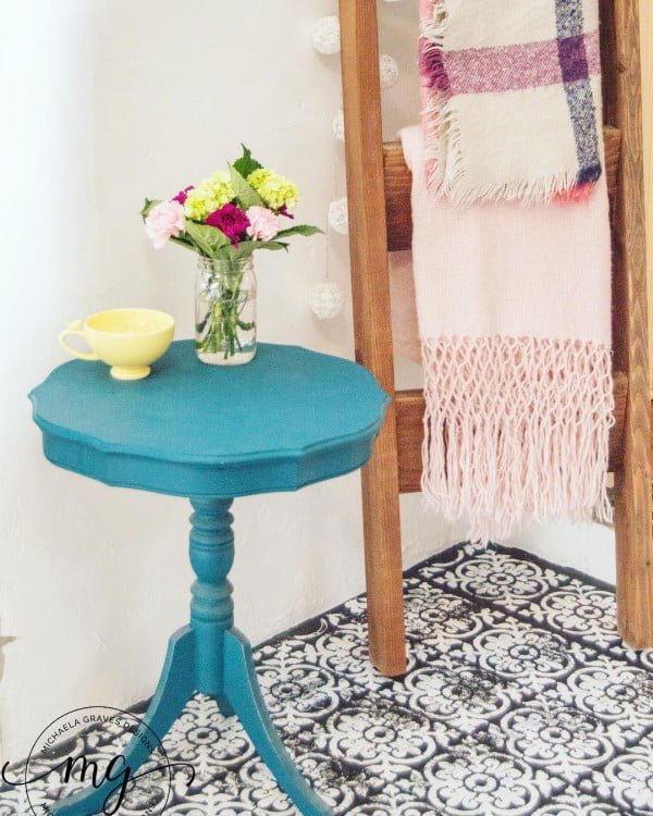 California chic decor idea with vintage side table and blanket ladder. Love it!