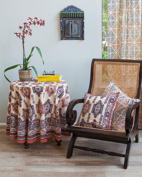 California chic decor idea with folk art pillow covers. Love it!