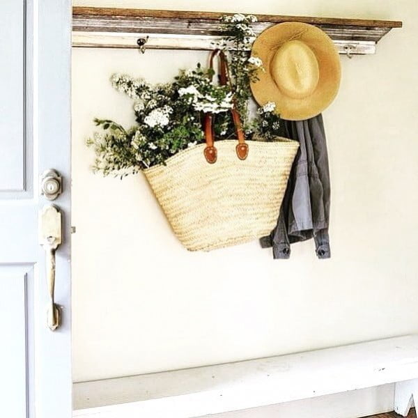 Check out this  entryway decor idea with a  coat hanger. Love it! 