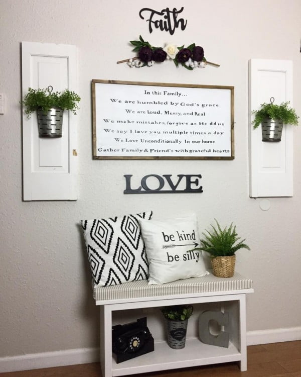 20 Welcoming and Charming Farmhouse Entryway Decor Ideas