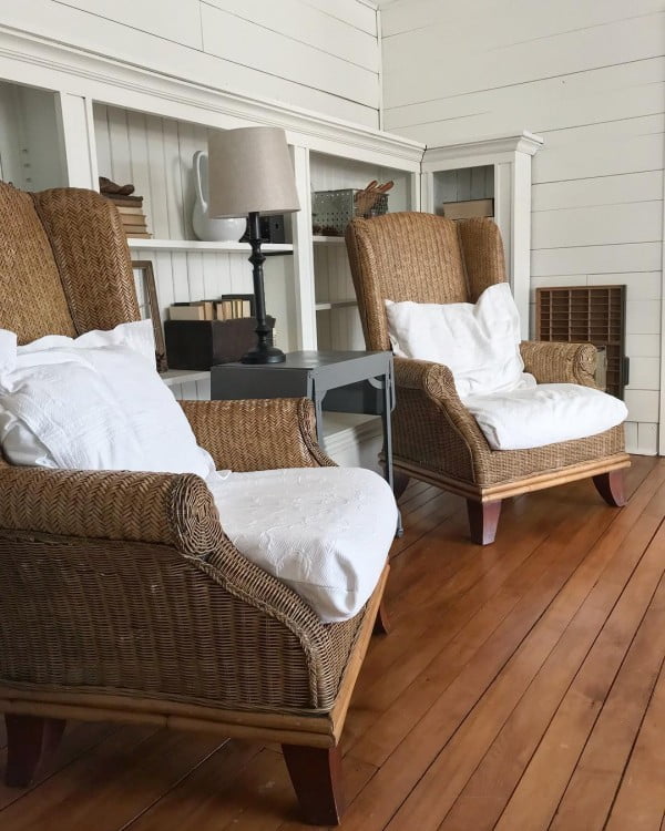  living room decor idea with shiplap walls and rattan armchairs. Love it!  
