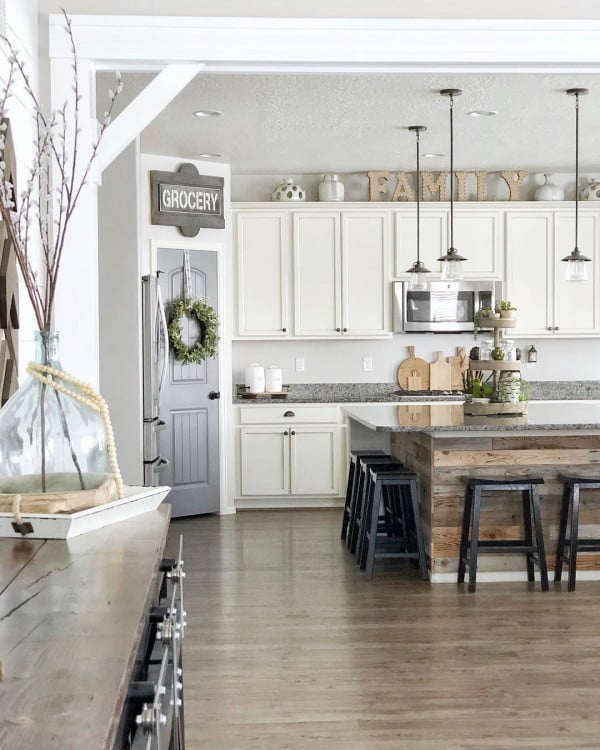 modern  kitchen decor idea with farmhouse signs. Love it!  