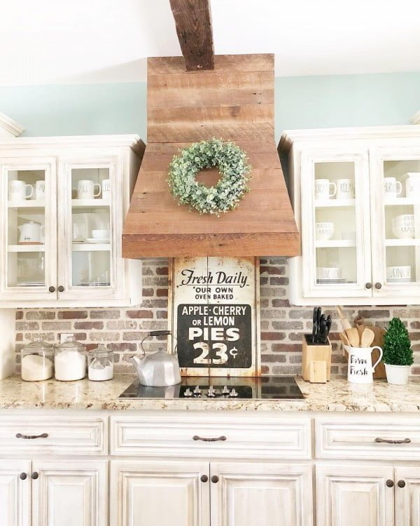 modern  kitchen decor idea with a farmhouse wreath. Love it!  