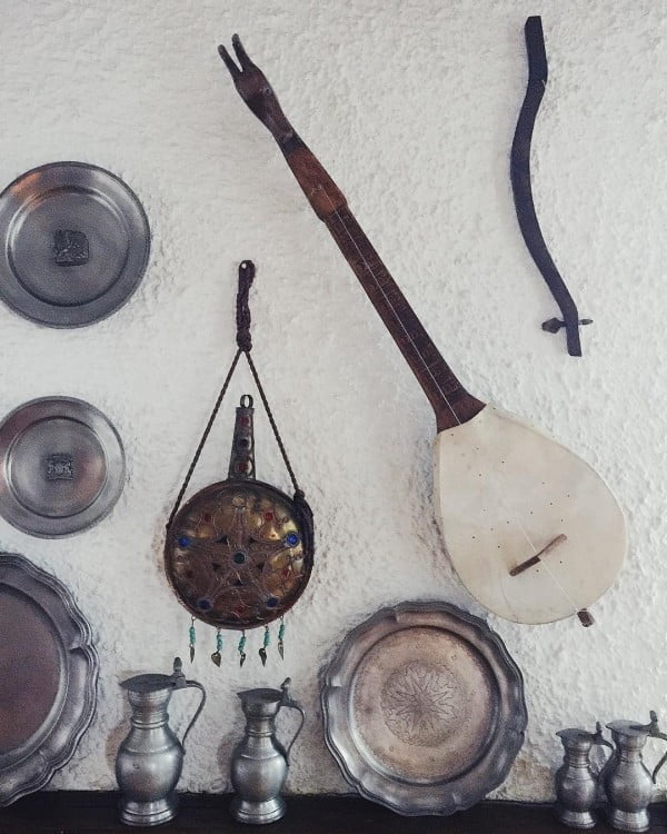 You have to see this wall decor idea with Italian accents. Love it!