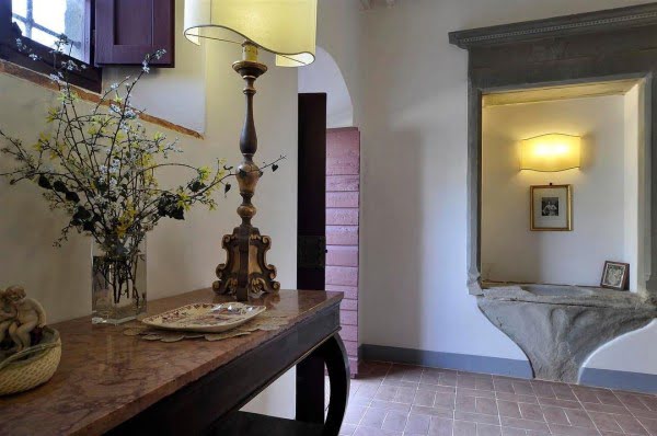 You have to see this Italian decor idea with a vintage console table. Love it!