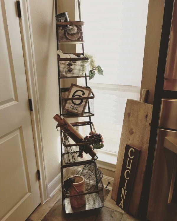 You have to see this Italian decor idea with a rustic ladder shelf. Love it!