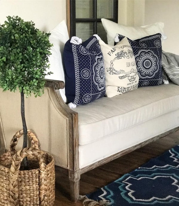 You have to see this Italian decor idea with a vintage bench. Love it!