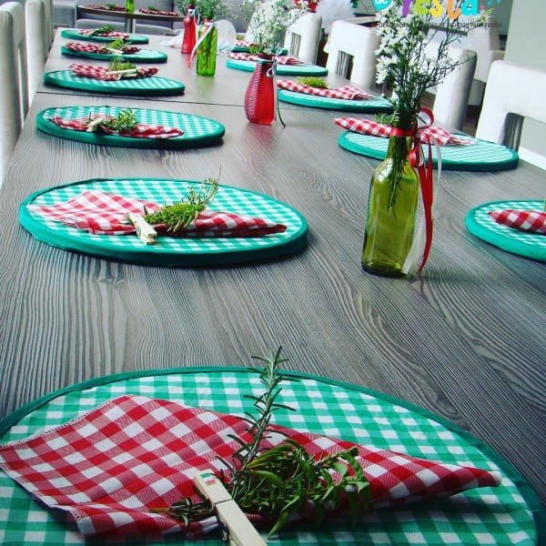 You have to see this table decor idea with Italian accents. Love it!