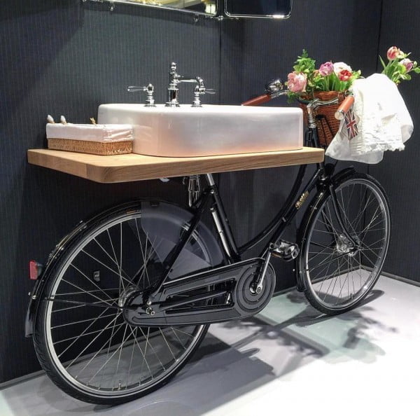 You have to see this Italian bathroom decor idea with a repurposed bicycle. Love it!