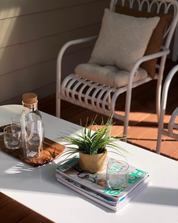 You have to see this shabby chic outdoor space decor idea with a laid back layout. Love it!  