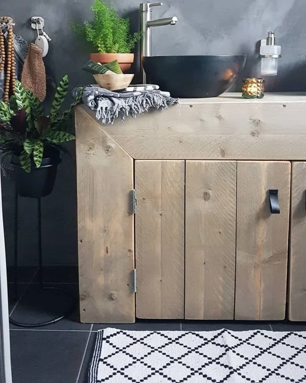 You have to see this bathroom decor idea with chalkboard walls and rustic furniture that will turn your bathroom into SPA!  