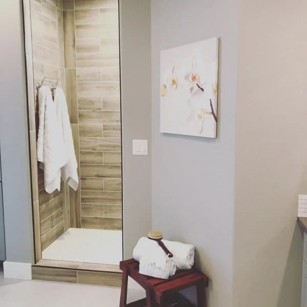 You have to see this bathroom decor idea with wood accents that will turn your bathroom into SPA!  