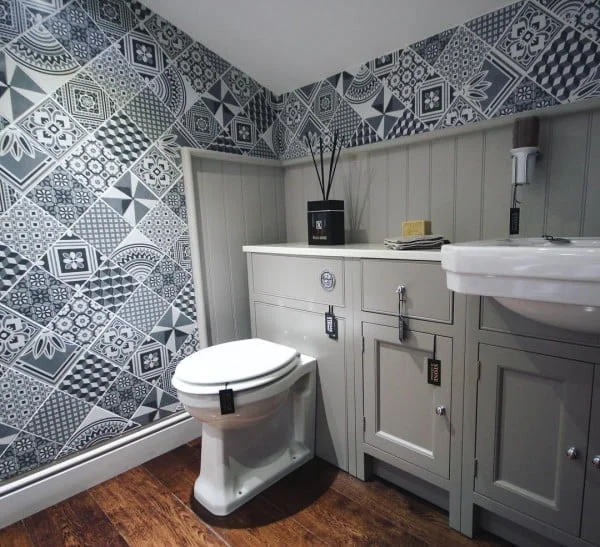 You have to see this bathroom decor idea with mixed tile that will turn your bathroom into SPA!  
