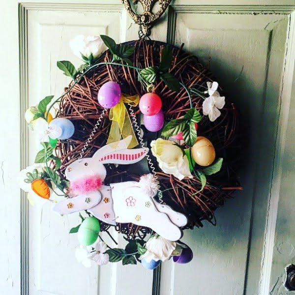 Check out this   wreath idea with spring flowers and Easter bunny. Love it! 