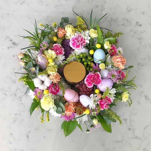 Check out this   wreath idea with spring flowers and eggs. Love it! 