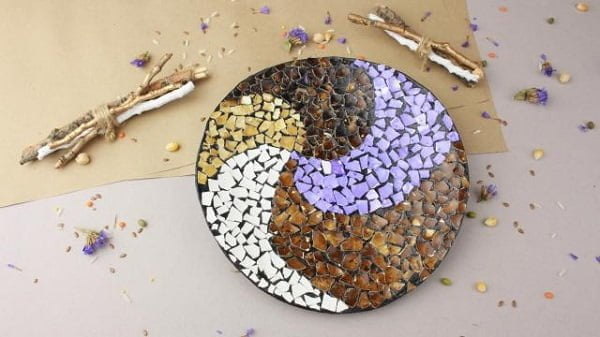 30 Stunning DIY Mosaic Craft Projects for Easy Home Decor - How to make a  egg shell plate for home decor. Great idea! ideas