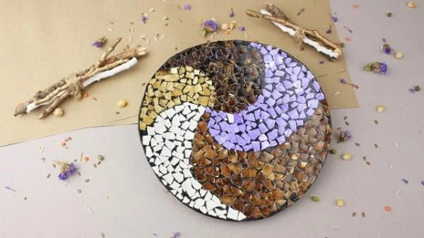 30 Stunning DIY Mosaic Craft Projects for Easy Home Decor - How to make a egg shell plate for home decor. Great idea! ideas